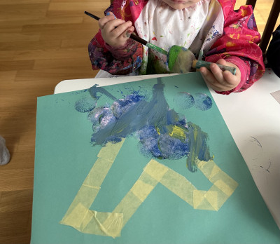 Mit Farben malen macht den Kleinen immer viel Spaß